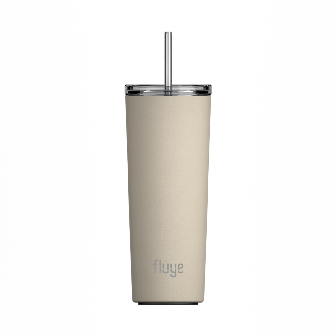 El Fluye Tumbler 700ml es perfecto para disfrutar bebidas calienes y frías en cualquier momento. Y tiene una Tapa  Lock Lid que la hace ideal para bebidas calientes. Color Baja Sand. Color Beige