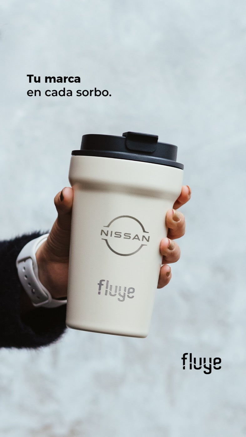 Got de cafè Fluye amb el logotip de Nissan gravat