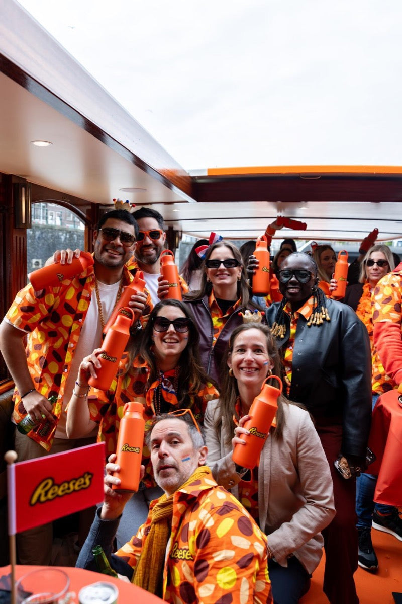 Equip de Reese's posant amb les seves ampolles Fluye personalitzades